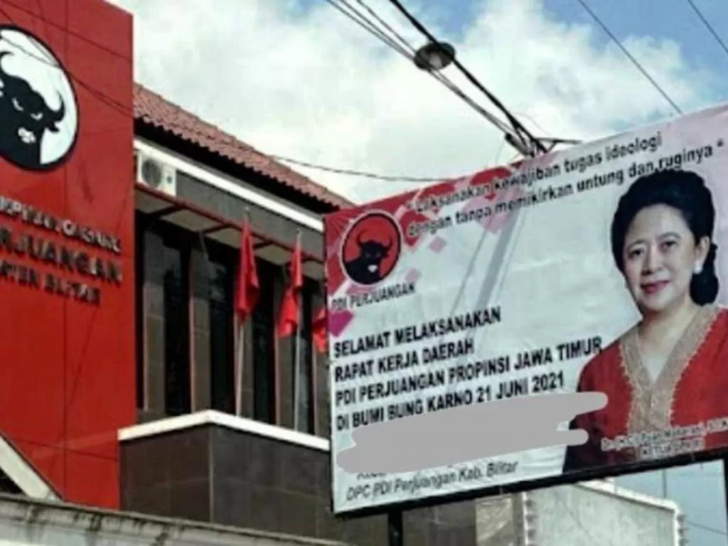 Salah satu baliho Ketua DPP PDIP sekaligus Ketua DPR RI Puan Maharani yang menjadi sasaran vandalisme. (ANTARA/HO-PDIP Jatim)