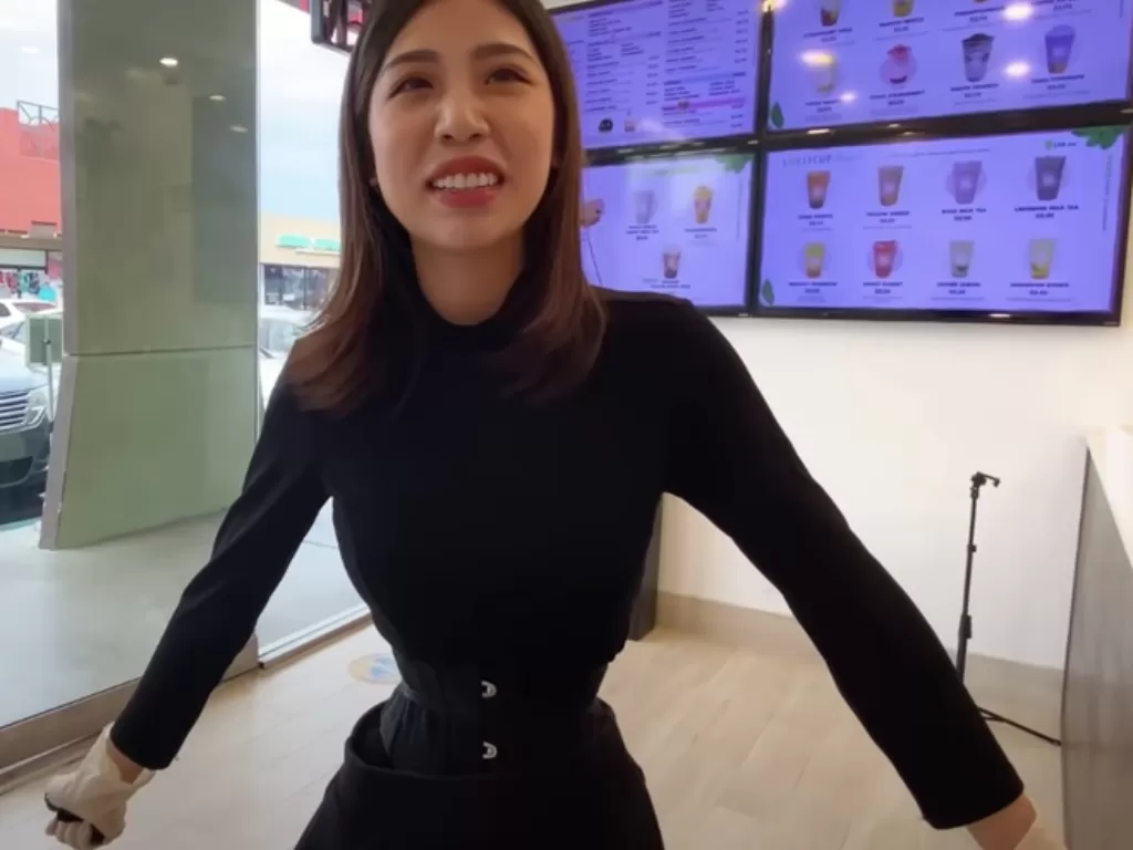 Wanita Vietnam yang memiliki pinggang kecil. (YouTube/Thuý Nga Entertainment)