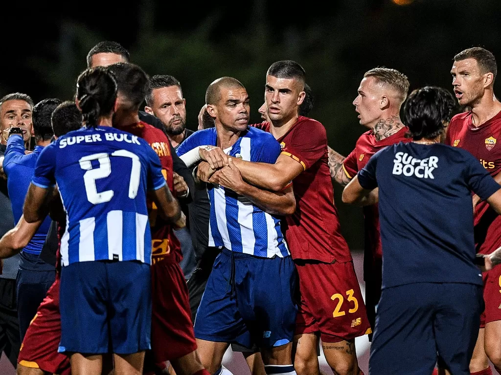 Pepe saat di laga pramusim Porto vs Roma, Kamis (29/7/2021) dini hari WIB. (photo/Twitter/@GoalGlobal)