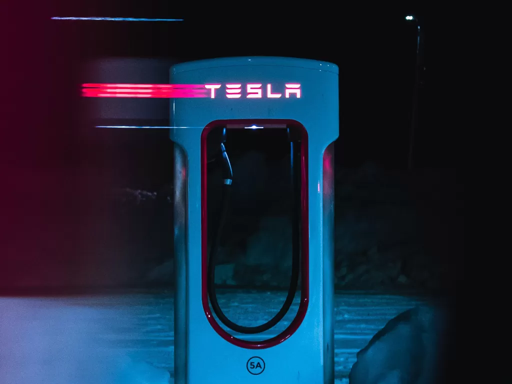 Tampilan stasiun pengecasan mobil listrik milik Tesla (photo/Unsplash/Torbjorn Sandbakk)