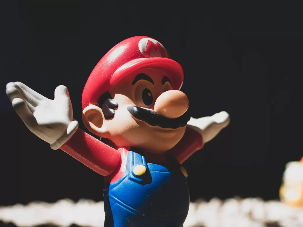 Ilustrasi figur karakter Mario dari game Super Mario besutan Nintendo (photo/Unsplash/Claudio Luiz Castro)