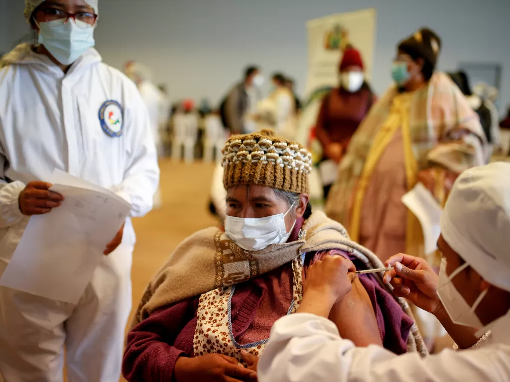 Penduduk Bolivia saat melakukan vaksinasi (REUTERS/Manuel Claure)