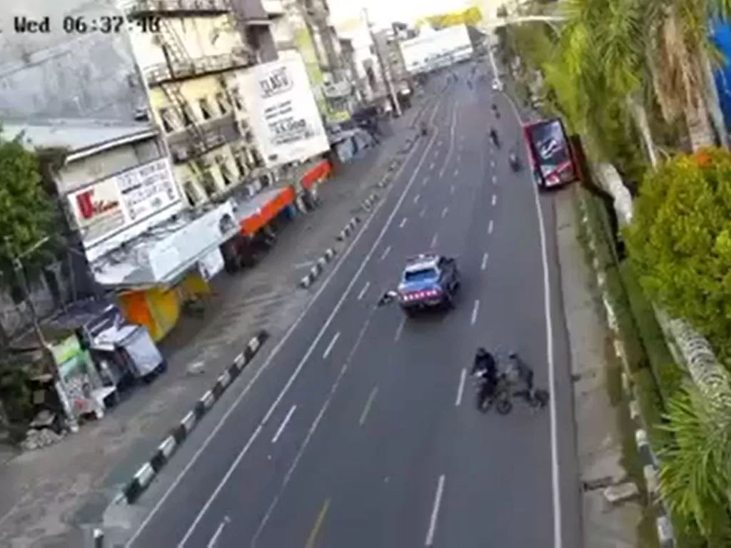   Cuplikan video viral mobil tabrak lari pesepeda di Makassar. (photo/Istimewa)