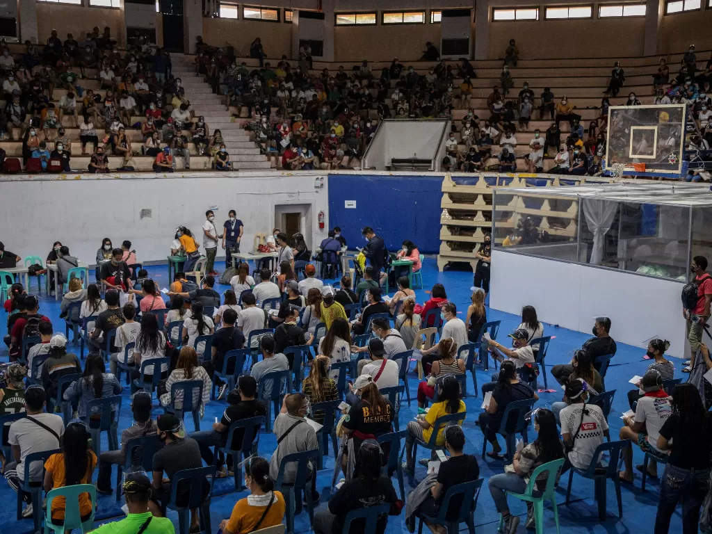  Warga Filipina mengantre untuk mendapatkan vaksinasi gratis COVID-19 di Kompleks Olahraga San Andres di Manila, Filipina, 21 Juli 2021. (photo/REUTERS/Eloisa Lopez)