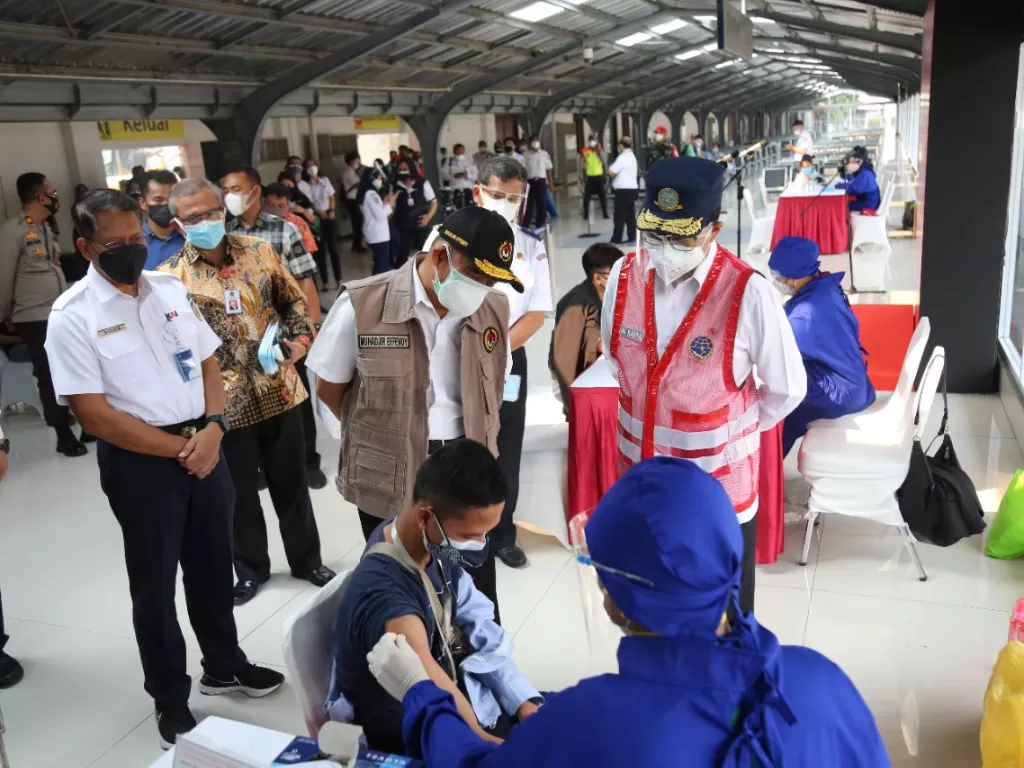 Menko PMK Tinjau vaksinasi di stasiun keteta di Jakarta (Humas PMK)
