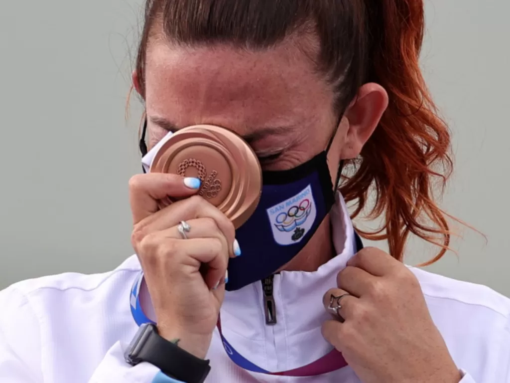 Alessandra Perilli dari San Marino menangis saat mendapatkan medali perunggu dari menembak putri (REUTERS/ANN WANG)