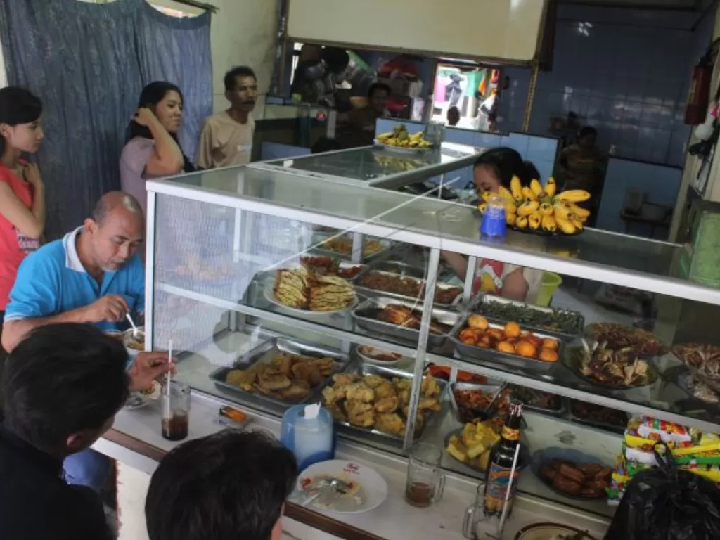 Sejumlah pembeli mengantre di sebuah warung makan Tegal (warteg) di kawasan Kramat Sentiong, Jakarta Pusat (ANTARA/Fabianus Riyan Adhitama)