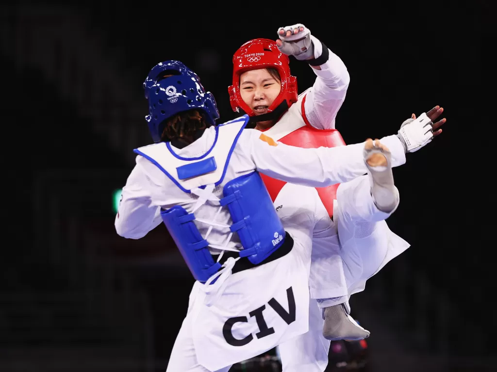 Zhang Mengyu dari China beraksi melawan Ruth Gbagbi dari Pantai Gading (CIV) dalam cabang olahraga taekwondo wanita. (photo/REUTERS/MURAD SEZER)