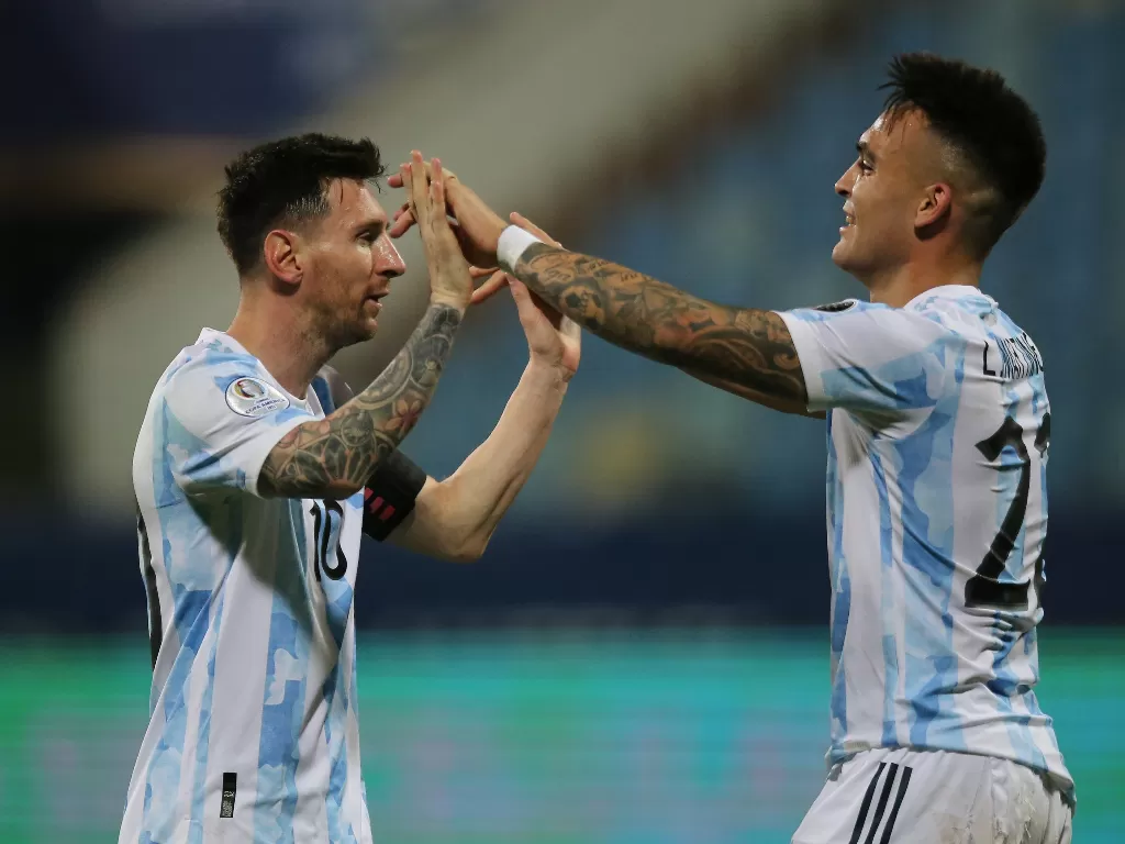 Lionel Messi dan Lautaro Martinez. (photo/REUTERS/DIEGO VARA)