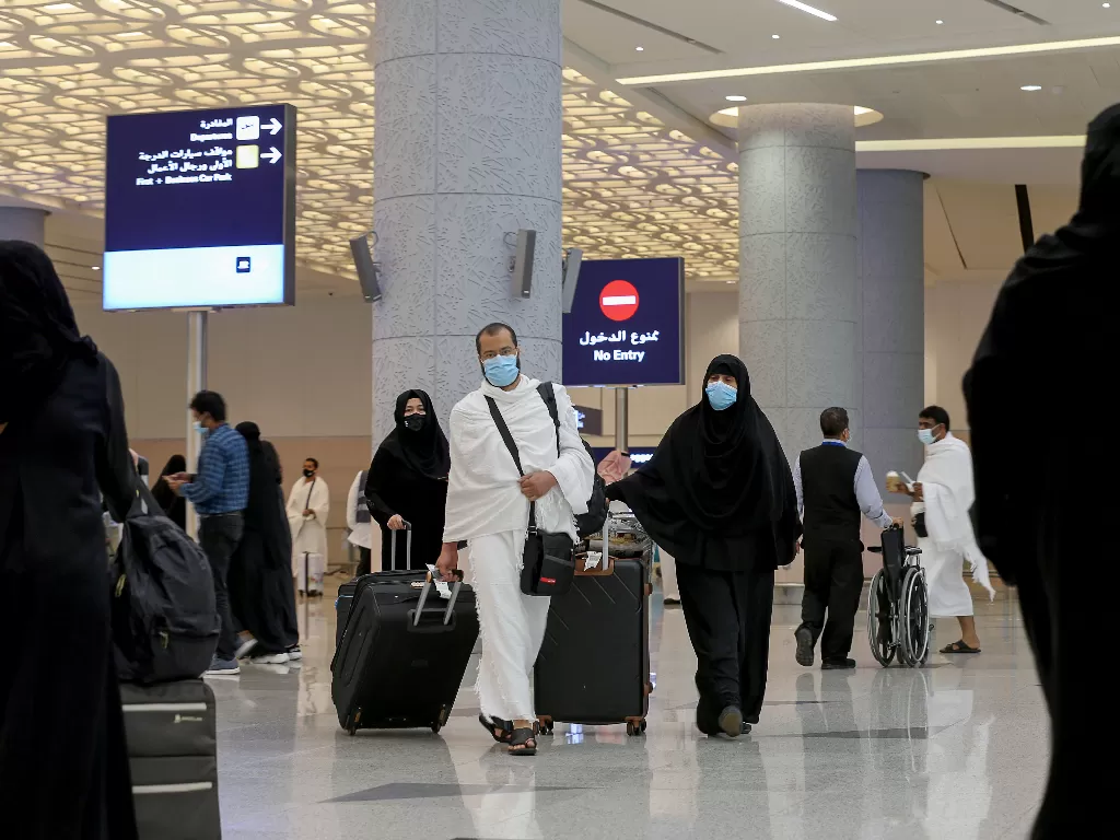 Jemaah haji tiba di Bandara Internasional King Abdulaziz, menjelang ibadah haji tahunan, di Jeddah, Arab Saudi 17 Juli 2021. (photo/REUTERS/Ahmed Yosri/ilustrasi)