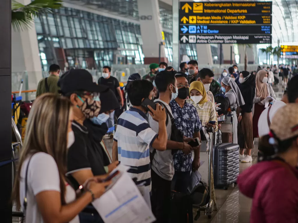 Sejumlah calon penumpang pesawat mengantre untuk melakukan refund dan reschedule tiket pesawat (ANTARA/Fauzan)