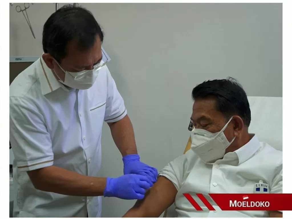 Kepala Staf Kepresidenan (KSP) Moeldoko disuntik vaksin Nusantara oleh dr. Terawan. (Instagram/dr_moeldoko)