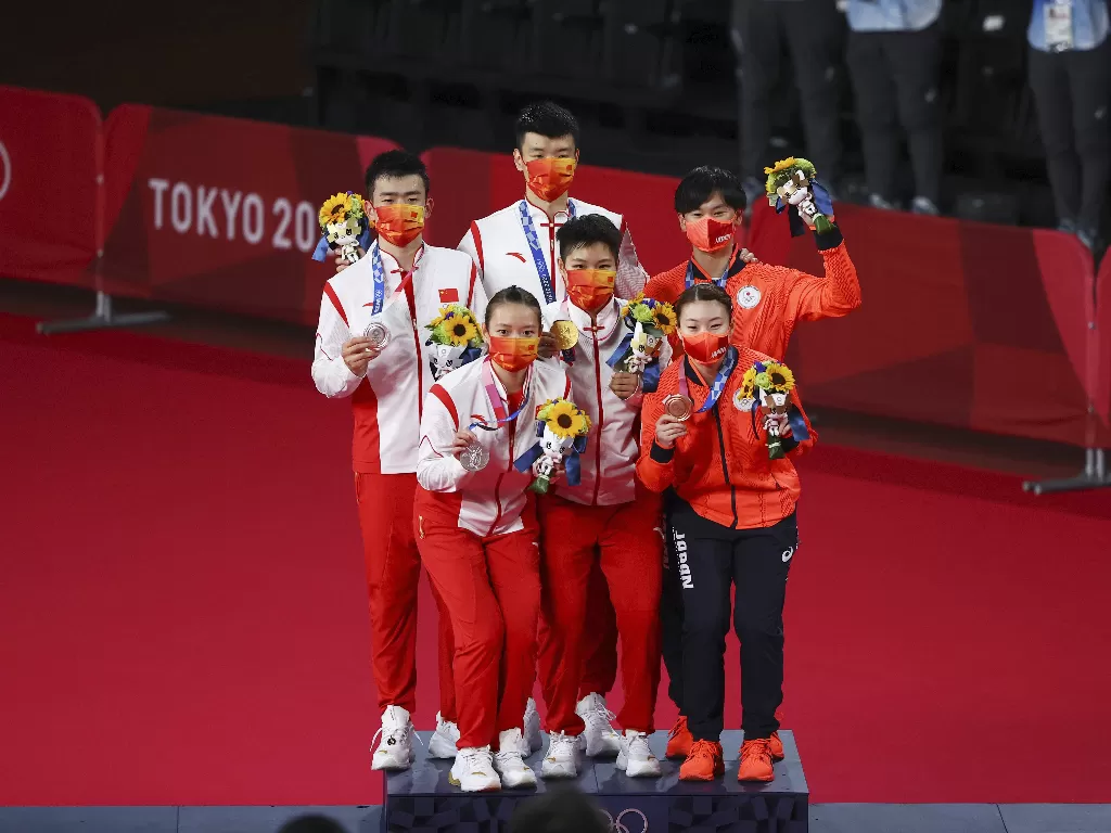 Atlet China dan Jepang berpose bersama di podium (REUTERS/Hamad I Mohammed)