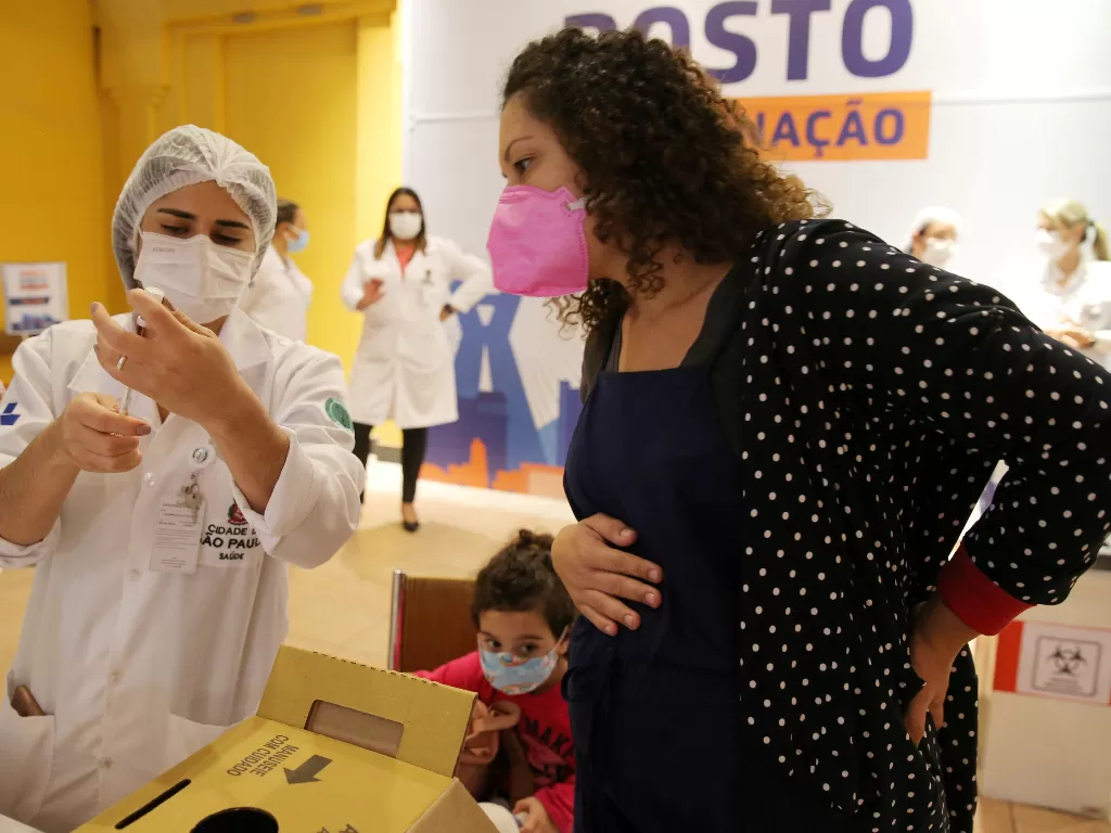 Ibu Hamil sedang lakukan vaksinasi Covid-19. (REUTERS/Carla Carniel)