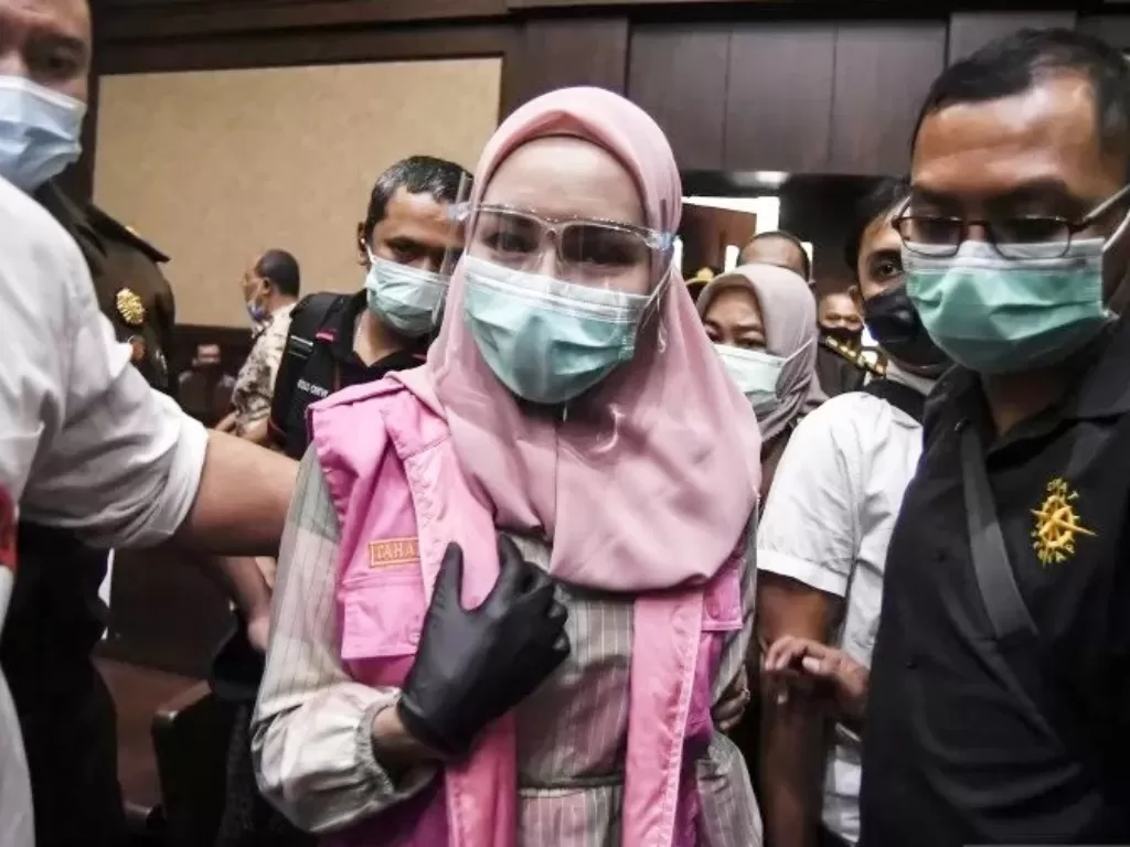 Pinangki Sirna Malasari (tengah) bersiap untuk mengikuti sidang perdana di Pengadilan Negeri Jakarta Pusat (ANTARA/Muhammad Adimaja)