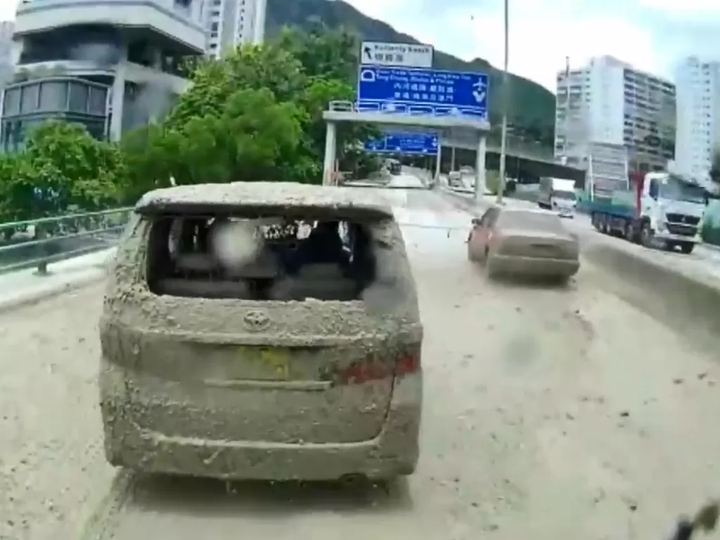Dua mobil di Hong Kong yang tersiram oleh lumpur yang dibawa truk (photo/YouTube/?CAM??)