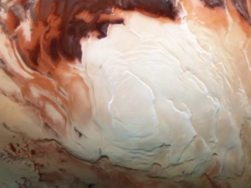 Wilayah putih terang dari gambar ini, yang ditangkap oleh pesawat ruang angkasa Mars Express Eropa pada Desember 2012, menunjukkan lapisan es yang menutupi kutub selatan Mars, terdiri dari air beku dan karbon dioksida beku. (photo/Dok. ESA/DLR/FU Berlin/B