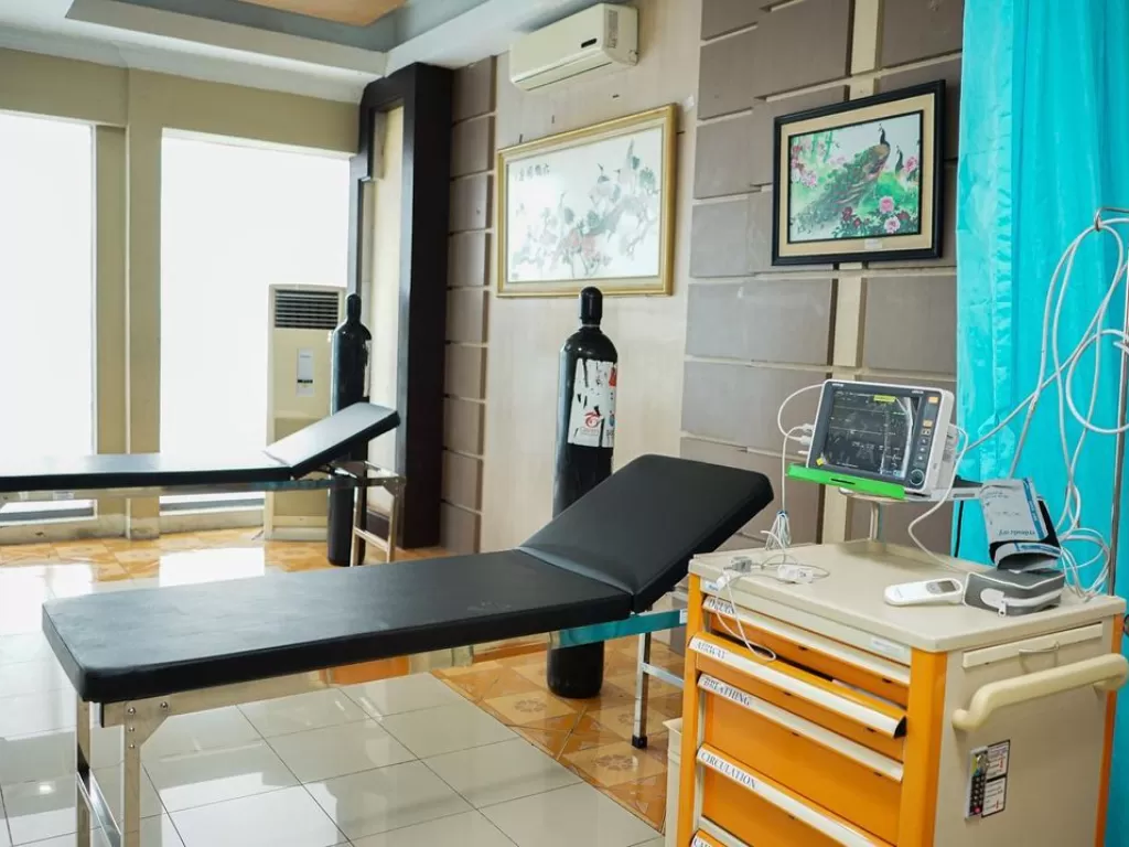 Tempat isolasi pasien Covid-19 di Medan. (Instagram/@bobbynst)
