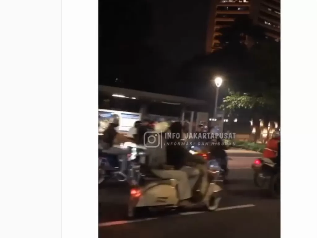 Konvoi motor di Sudirman yang dibubarkan polisi (Screenshot Instagram @info_jakarta)