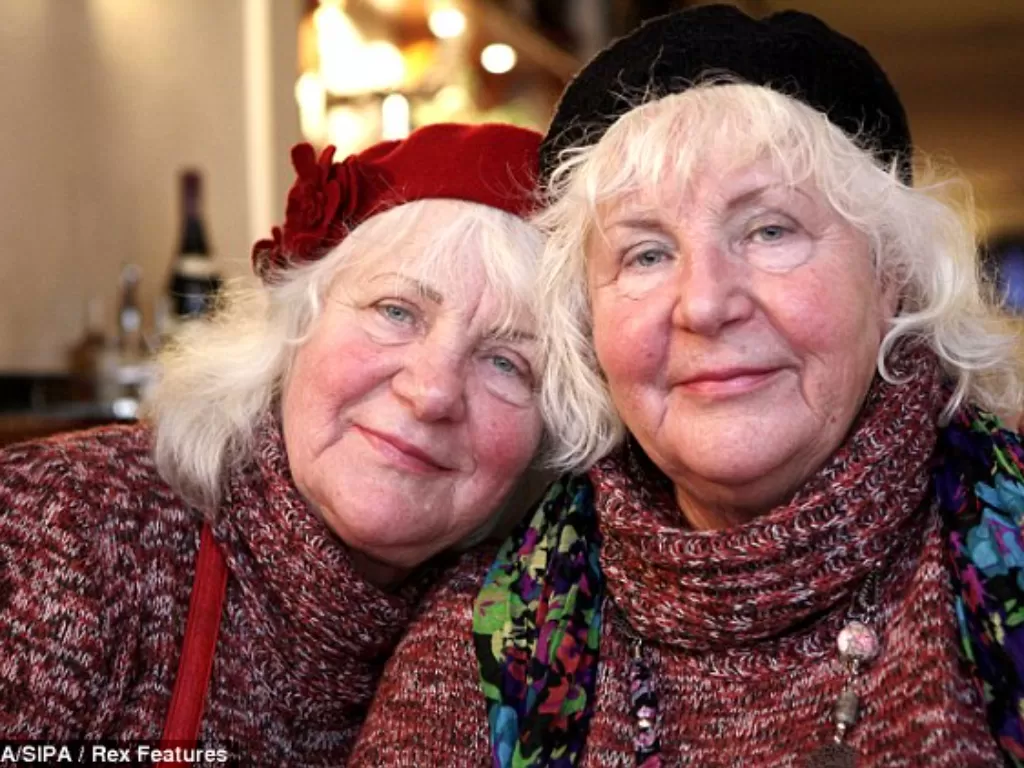 Saudara kembar asal Belanda, Louise dan Martine Fokken  (photo/Rex Features via Daily Mail)