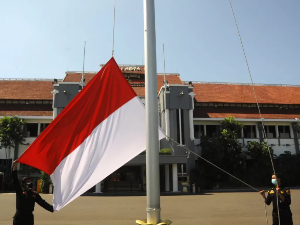 Pengibaran bendera merah putih dalam rangka peringatan HUT ke-76 Kemerdekaan RI di Balai Kota Surabaya, Minggu (1/8/2021). (FOTO ANTARA/HO-Humas Pemkot Surabaya) 