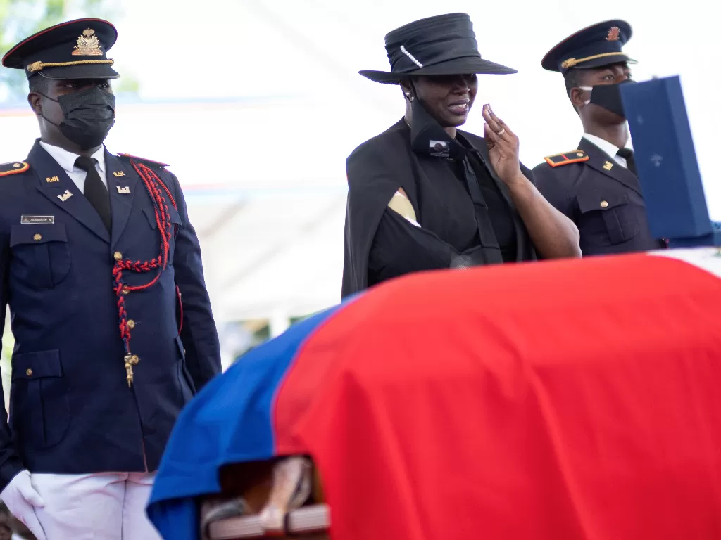 Martine Moise menangis di pemakaman suaminya (REUTERS/Ricardo Arduengo)