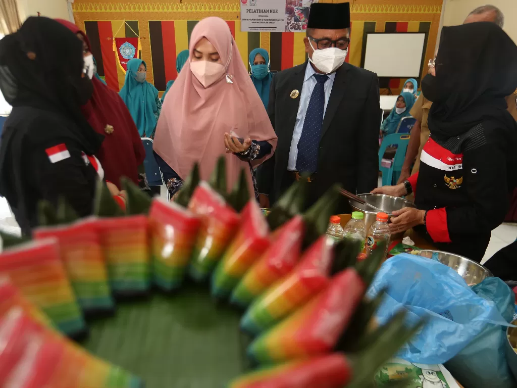 Bupati Aceh Barat Ramli MS (dua kanan) melihat proses pelatihan pembuatan kue (ANTARA FOTO/Syifa Yulinnas)