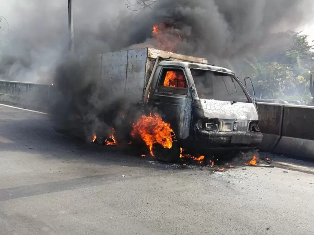Kebakaran mobil box di Jakut. (Dok Humas Damkar DKI).