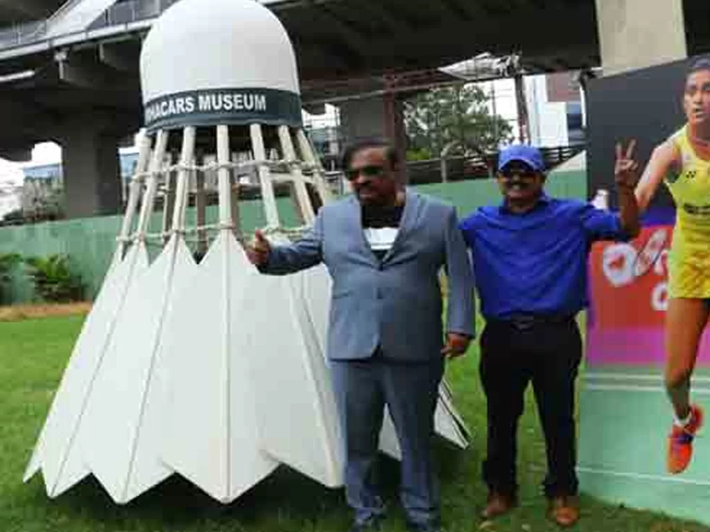 Entrepreneur asal India, K Sudhakar yang membuat mobil berbentuk shuttlecock (photo/Telangana Today)