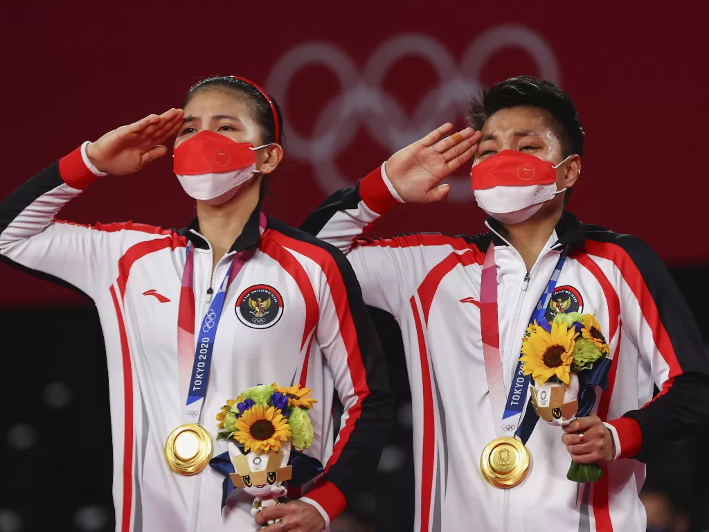 Greysia/Apriyani saat menang Olimpiade Tokyo dan raih medali Emas, Senin (2/8). (photo/REUTERS/Leonhard Foeger)