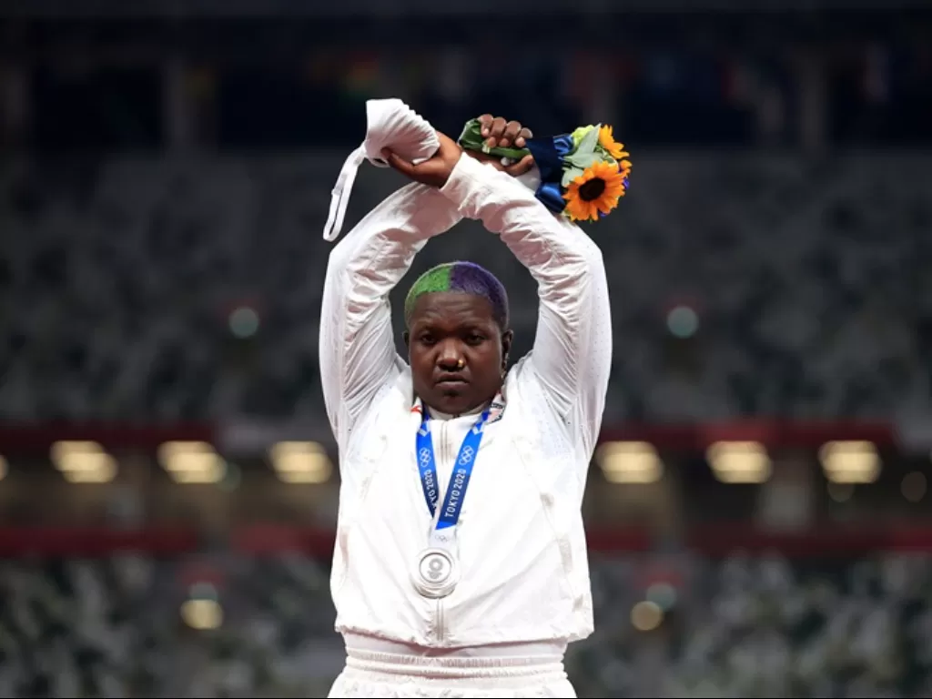 Raven Saunders lakukan selebrasi kontroversial di Olimpiade (REUTERS/Hannah Mckay)