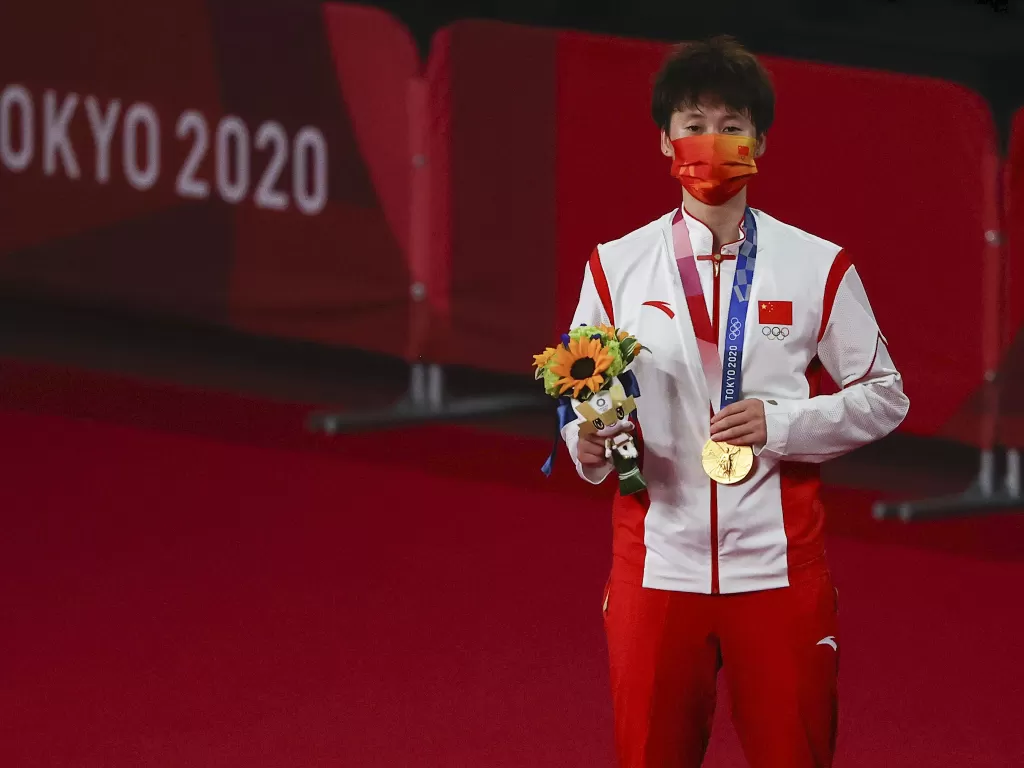 Atlet peraih medali emas dari China cabang olahraga bulu tangkis. (REUTERS/Hamad I Mohammed)