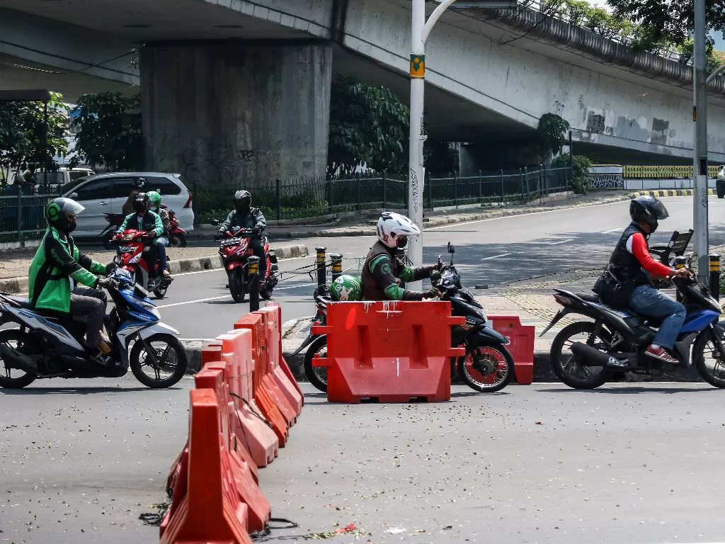Pengendara menerobos jalur penyekatan di Tanah Abang, Jakarta, Rabu (28/7/2021). (ANTARA FOTO/Rivan Awal Lingga/rwa.)