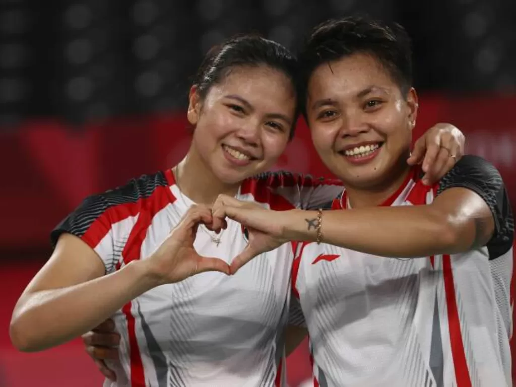 Pebulutangkis ganda putri Indonesia Greysia Pollii/Apriyani Rahayu raih emas Olimpiade Tokyo 2020. (REUTERS/Leonhard Foeger)