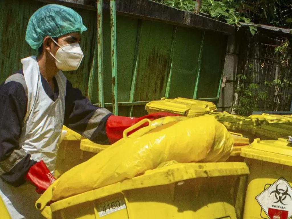 Ilustrasi cara membuang limbah medis (ANTARA FOTO/Muhamad Ibnu Chazar)