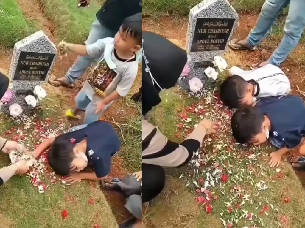 Dua bocah ziarah ke makam ibu (Instagram/makasar_info)