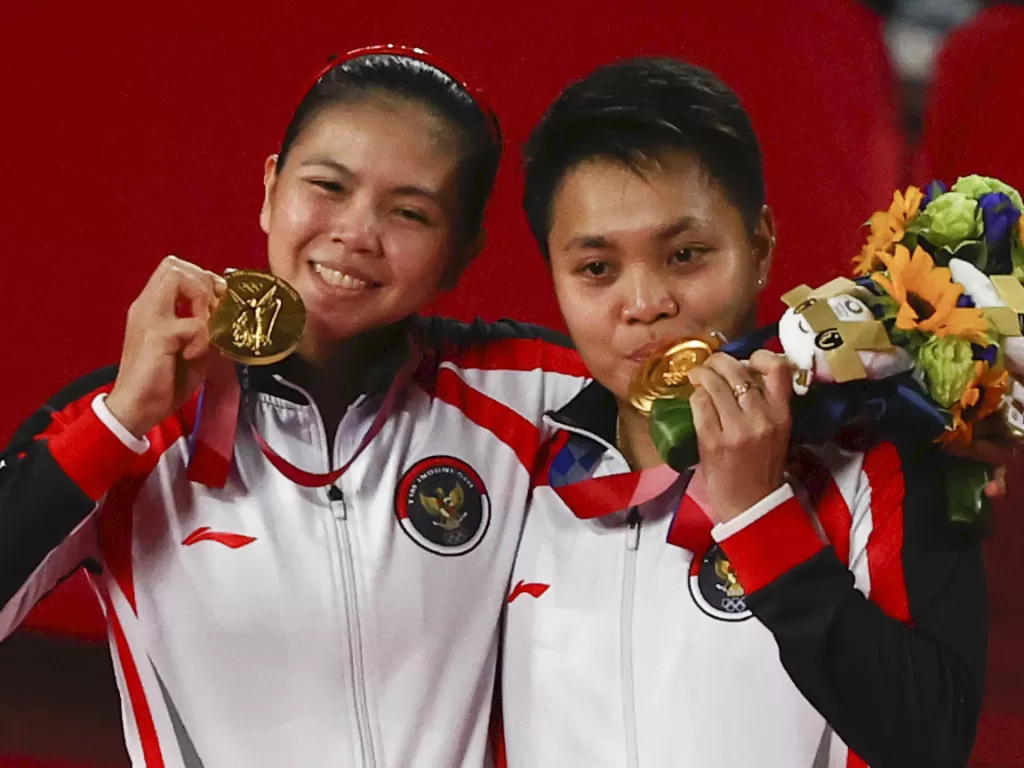 Pasangan ganda putri Indonesia, Greysia Polli/Apriyani Rahayu berfoto dengan medali emas Olimpiade Tokyo 2020, Senin (2/8/2021) (REUTERS/Hamad I Mohammed)
