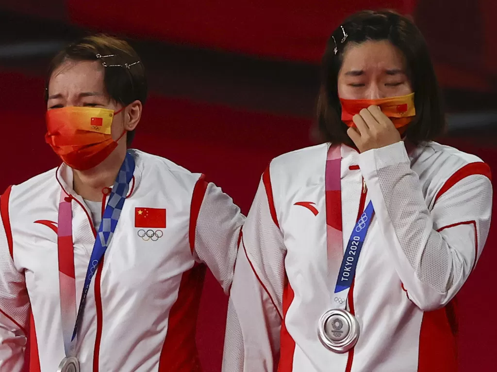 Olimpiade Tokyo 2020 - Peraih medali perak Chen Qingchen dari China dan Jia Yifan dari China, Senin (2/8) (photo/REUTERS/Hamad I Muhammad)