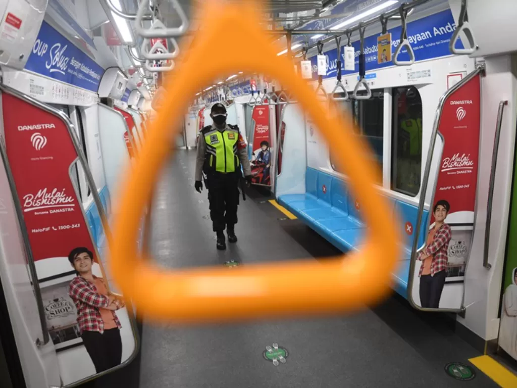 Petugas kemanan berjalan di dalam gerbong MRT di Jakarta. (ANTARA FOTO/Akbar Nugroho Gumay)