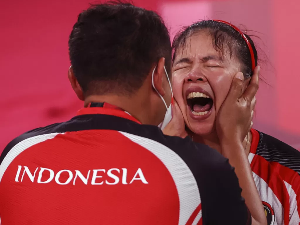 Greysia Polli yang menangis terharu usai berhasil meriah emas di Olimpiade Tokyo 2020, Senin (2/8/2021). (REUTERS/Leonhard Foeger)