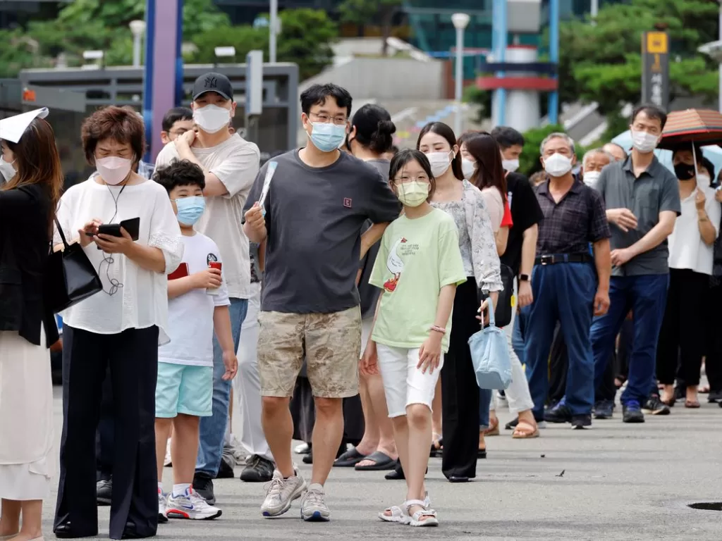 Warga mengantre untuk tes Covid-19 di Seoul, Korea Selatan, 7 Juli 2021. (REUTERS/Heo Ran)