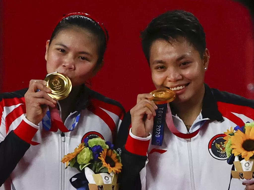 Tradisi menggigit medali emas di Olimpiade (Reuters)