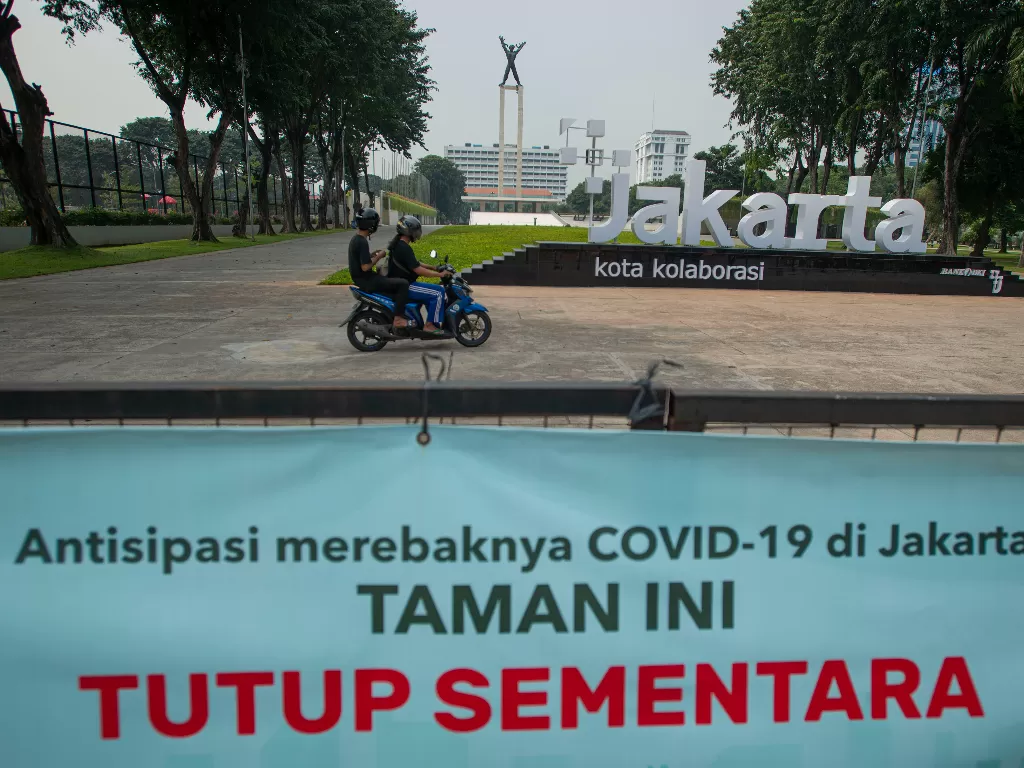 Pengendara sepeda motor melintas di Lapangan Banteng yang tutup karena Pemberlakuan Pembatasan Kegiatan Masyarakat (PPKM) Level 4 di Jakarta, Selasa (3/8/2021). (ANTARA FOTO/Aditya Pradana Putra).