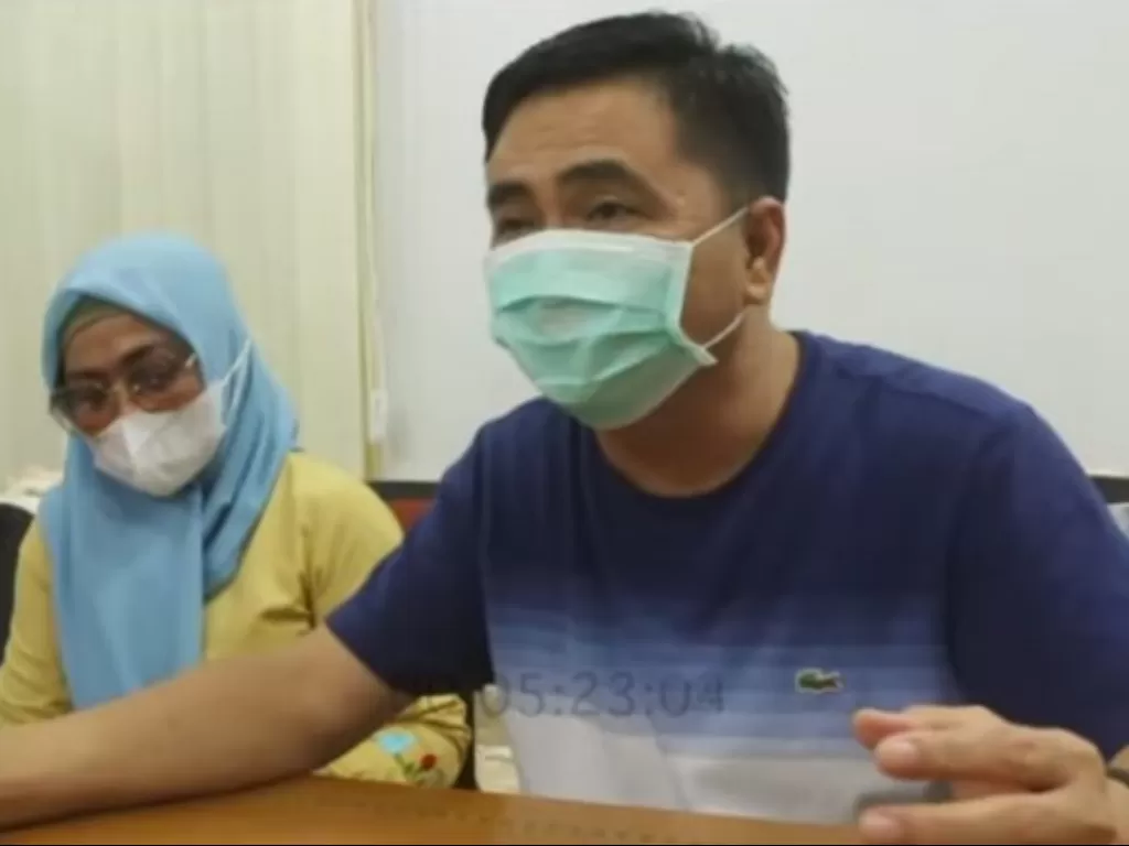 Ketua DPRD Kota Gorontalo, Hardi Sidiki dan istri (Youtube)