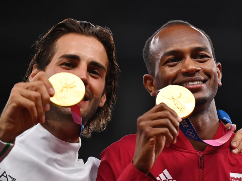 Atlet Italia Gianmarco Tamberi (kiri) dan atlet Qatar Mutaz Barshim (kanan), berbagi medali emas. (REUTERS/Dylan Martinez)