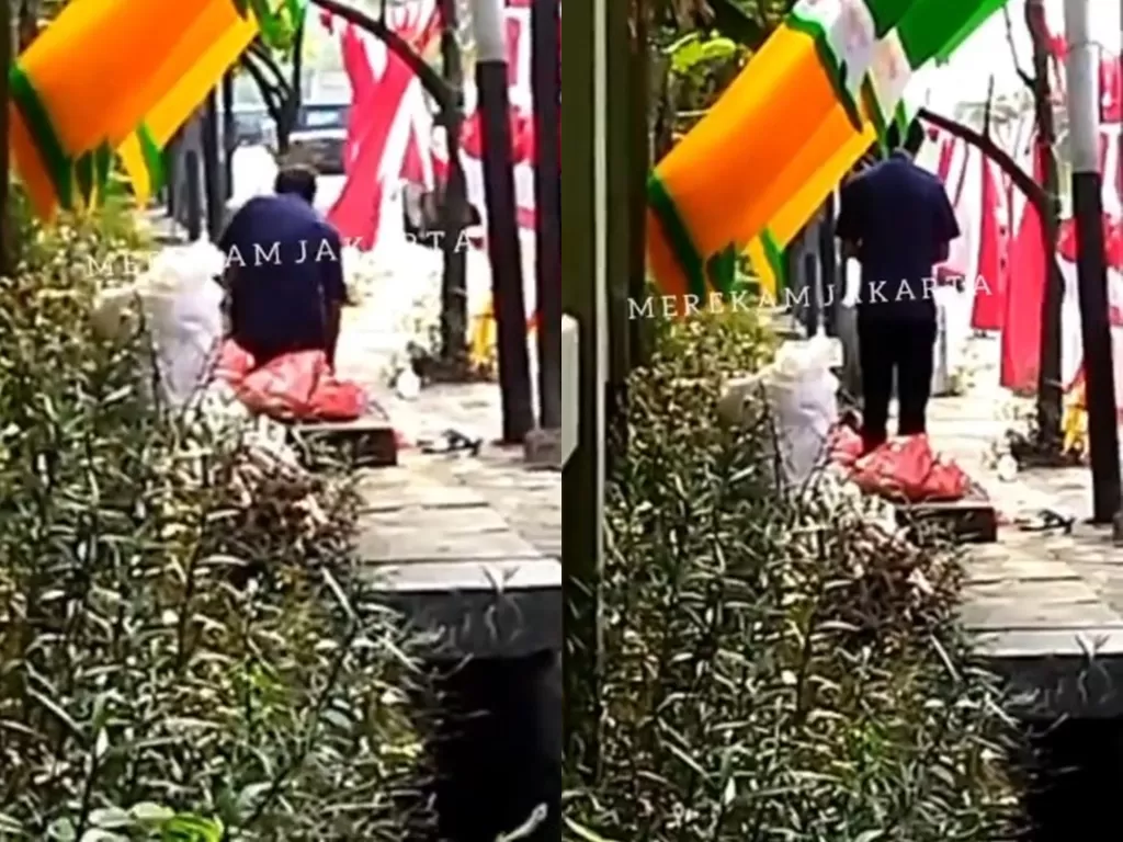 Pria ini salat di pinggir jalan meski dirinya penjual bendera merah putih. (Photo/Instagram/@merekam)