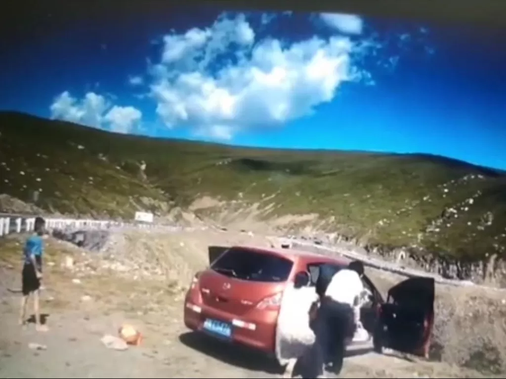 Sebuah mobil meluncur dari tepi tebing. (Asiawire)