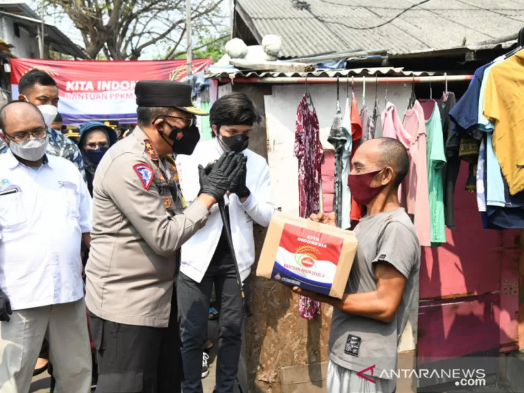 Kakorlantas Polri, Irjen Pol Istiono bersama Youtuber Atta Halilintar saat membagikan paket sembako kepada warga terdampak PPKM Level 4 di wilayah Cakung, Jakarta Timur, Selasa (3/8). (ANTARA/HO-Humas Polri)