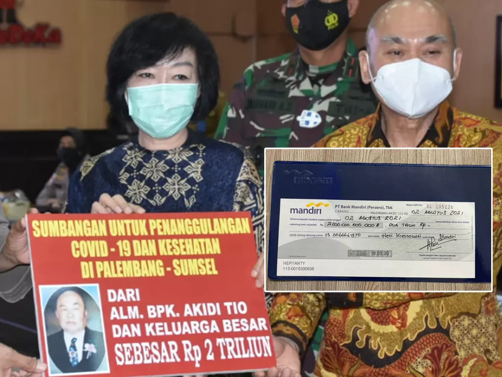 Keluarga alm. Akidi Tio, pengusaha sukses asal Kota Langsa Kabupaten Aceh Timur saat berikan dana bantuan Rp2 T, Sumatera Selatan, Senin (26/7). (photo/dok.Humas Polda Sumsel)