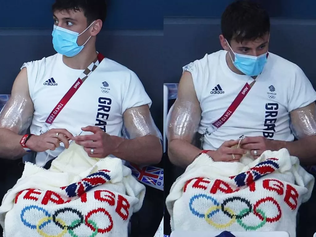Atlet loncat indah Inggris, Tom Daley kembali tertangkap kamera tengah asyik merajut saat menonton pertandingan renang di Olimpiade Tokyo. (Instagram/fina1908)